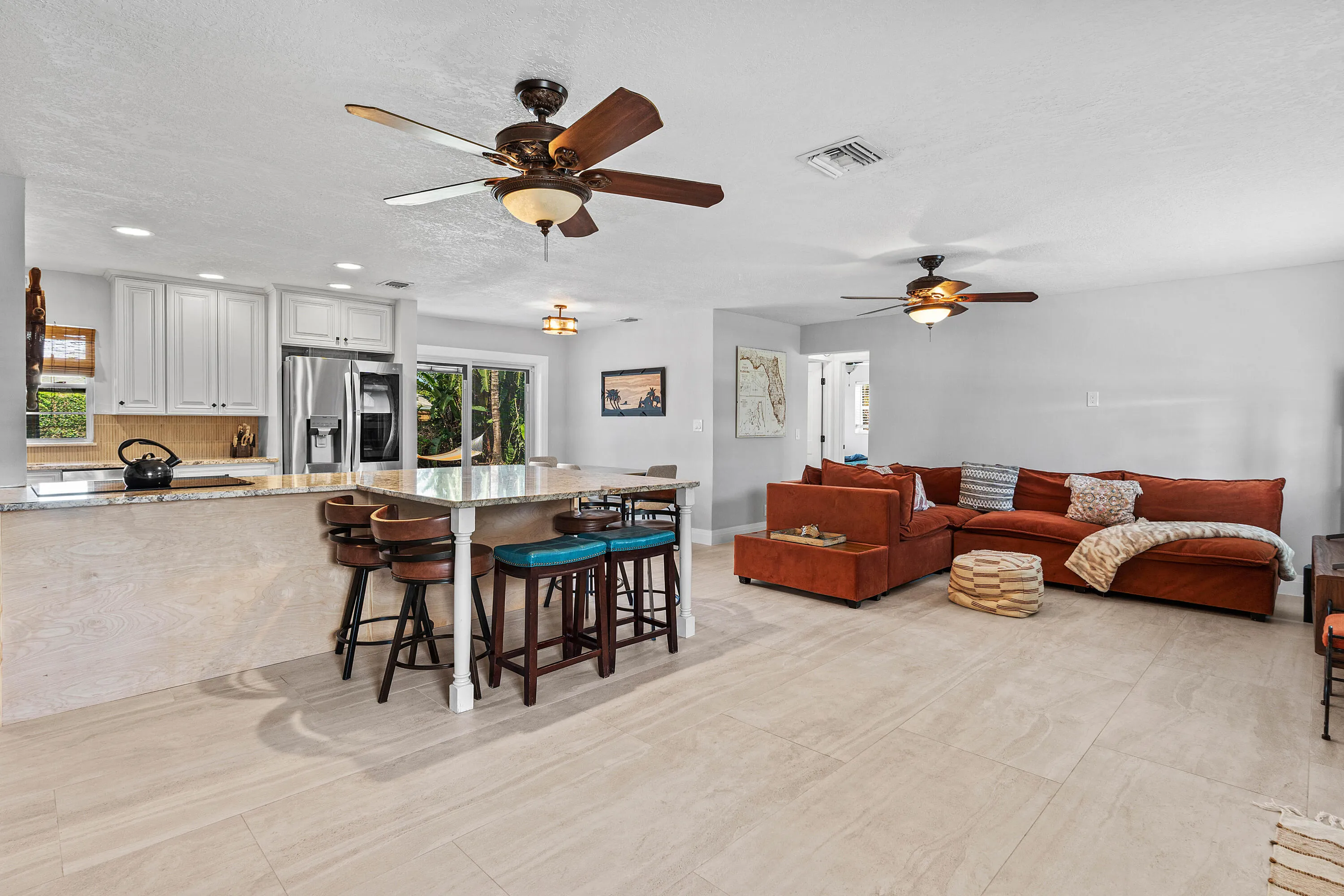 Living Area/Dining