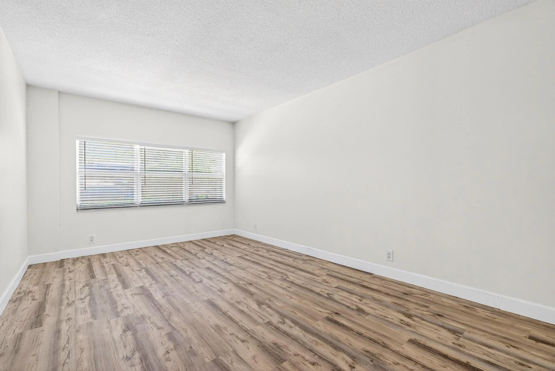 Horizon 104 LIVING AREA-7