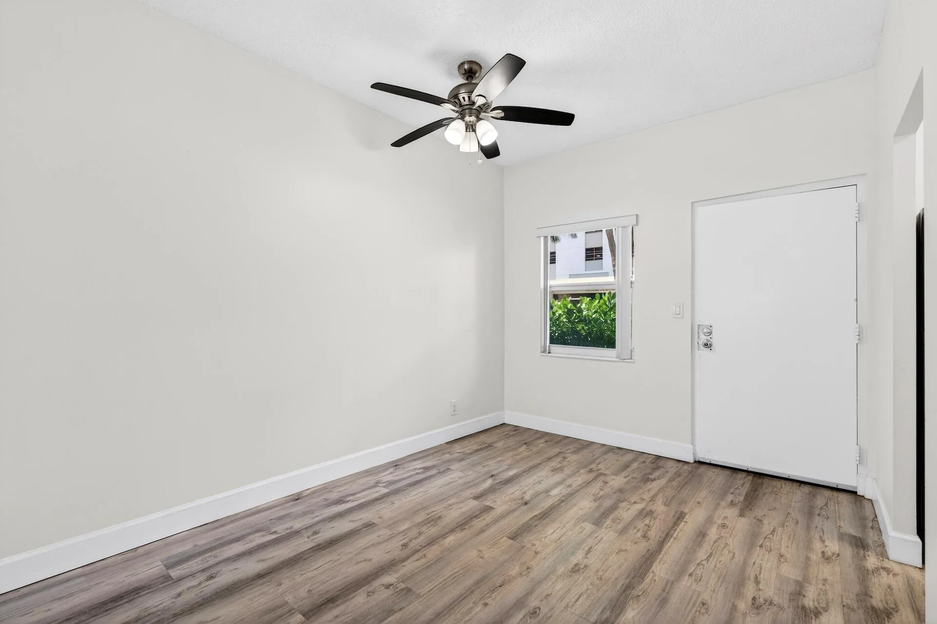 Horizon 104 LIVING AREA-4