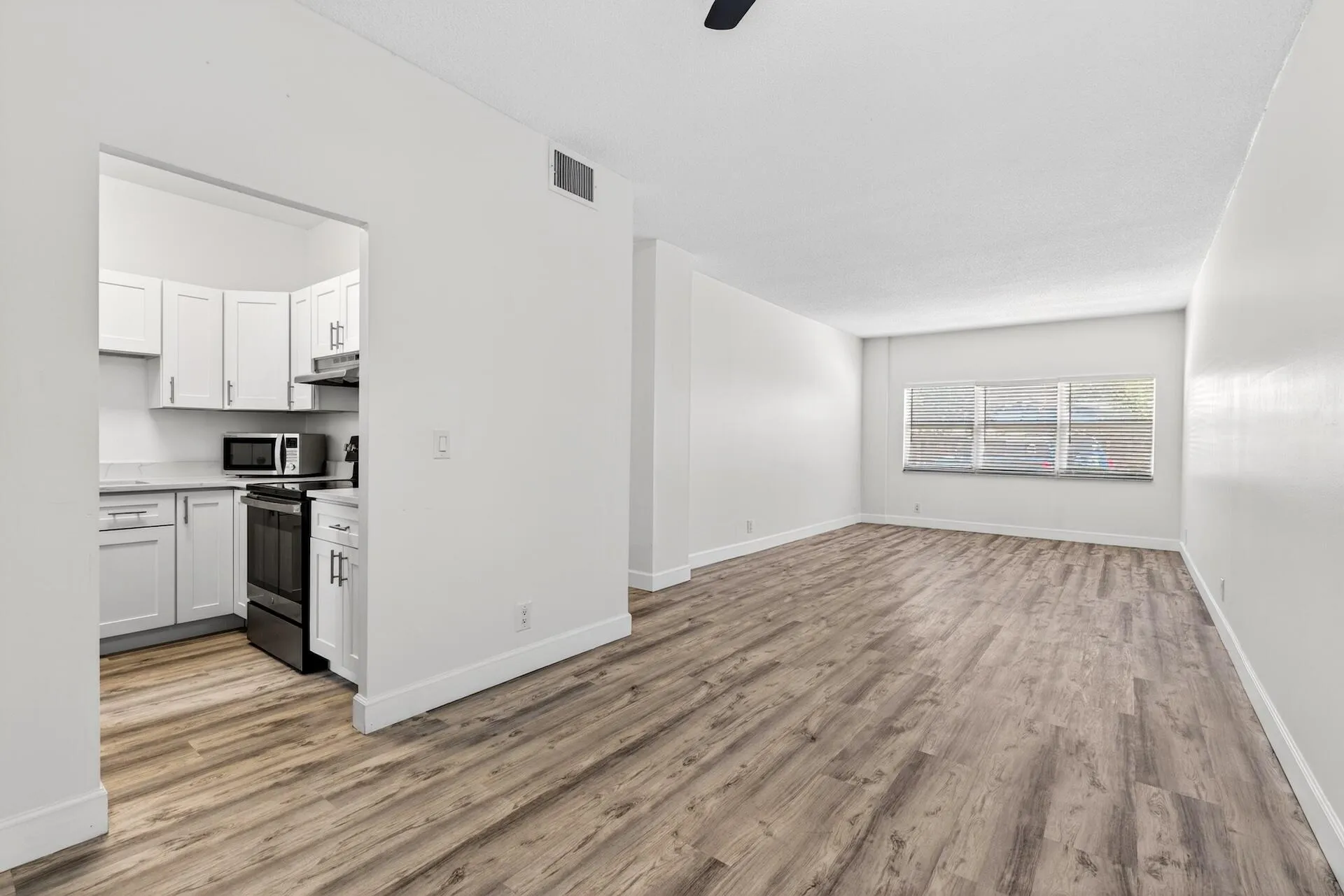 Horizon 104 LIVING AREA-9