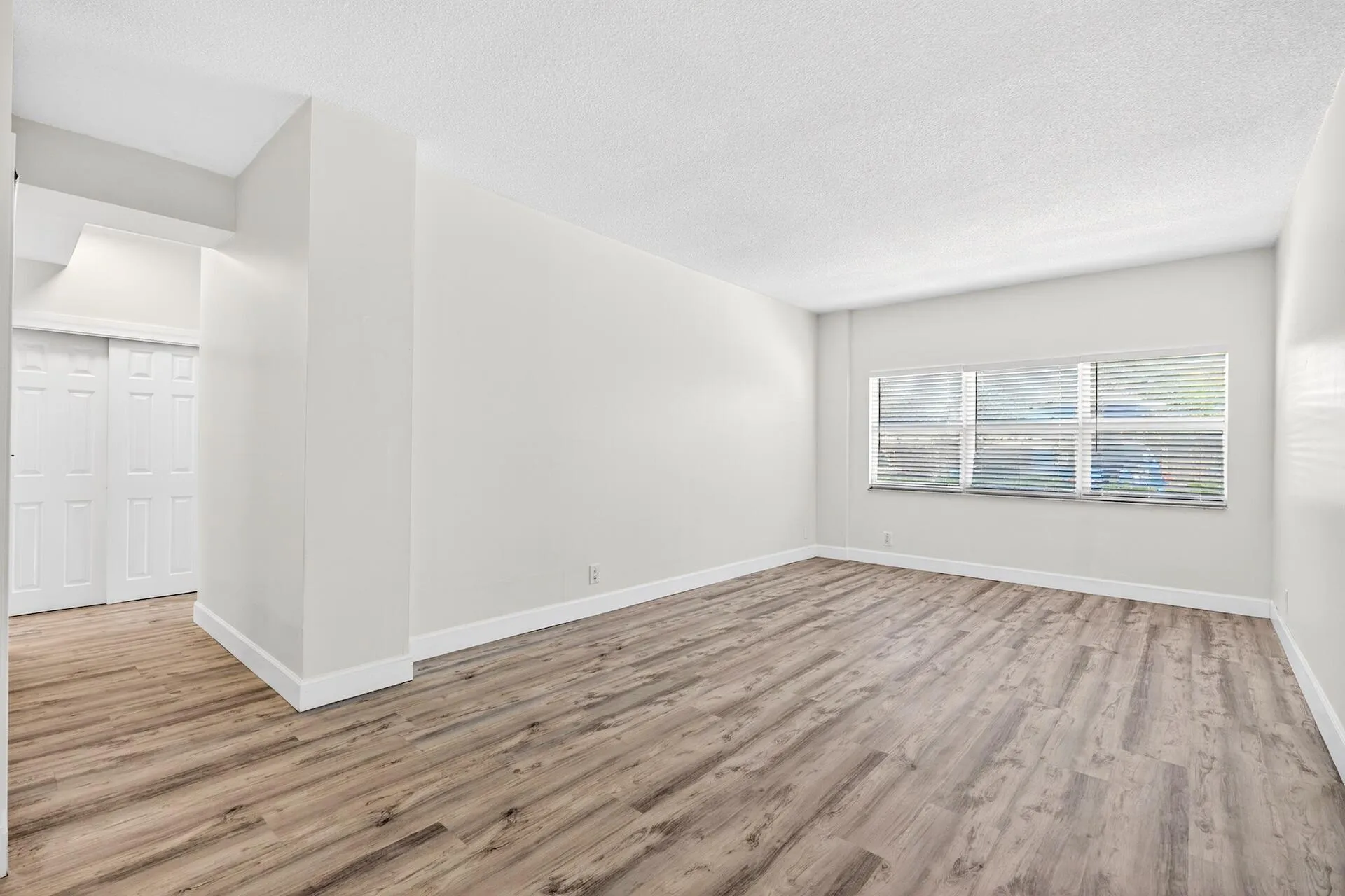 Horizon 104 LIVING AREA-8