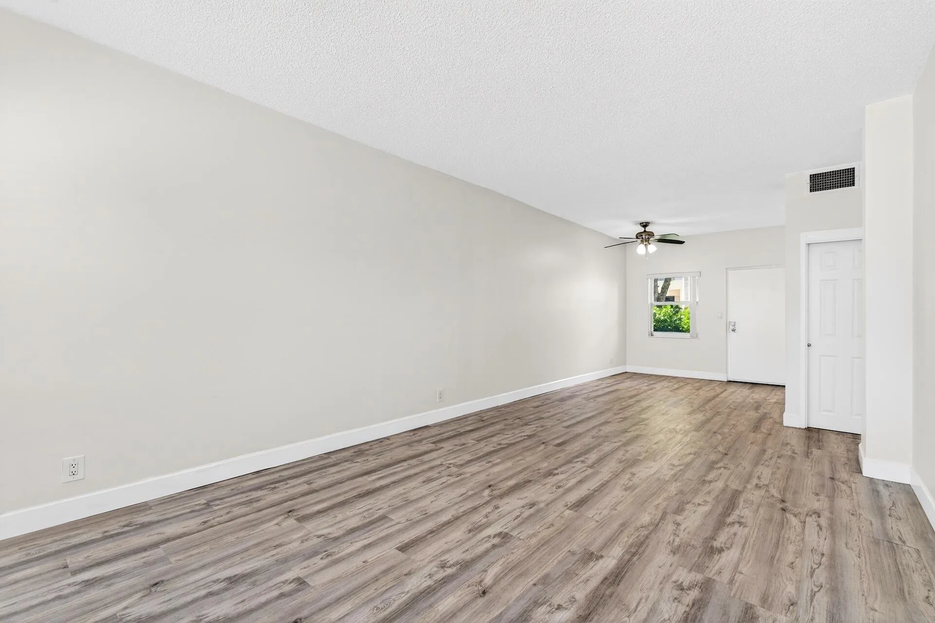 Horizon 104 LIVING AREA-5