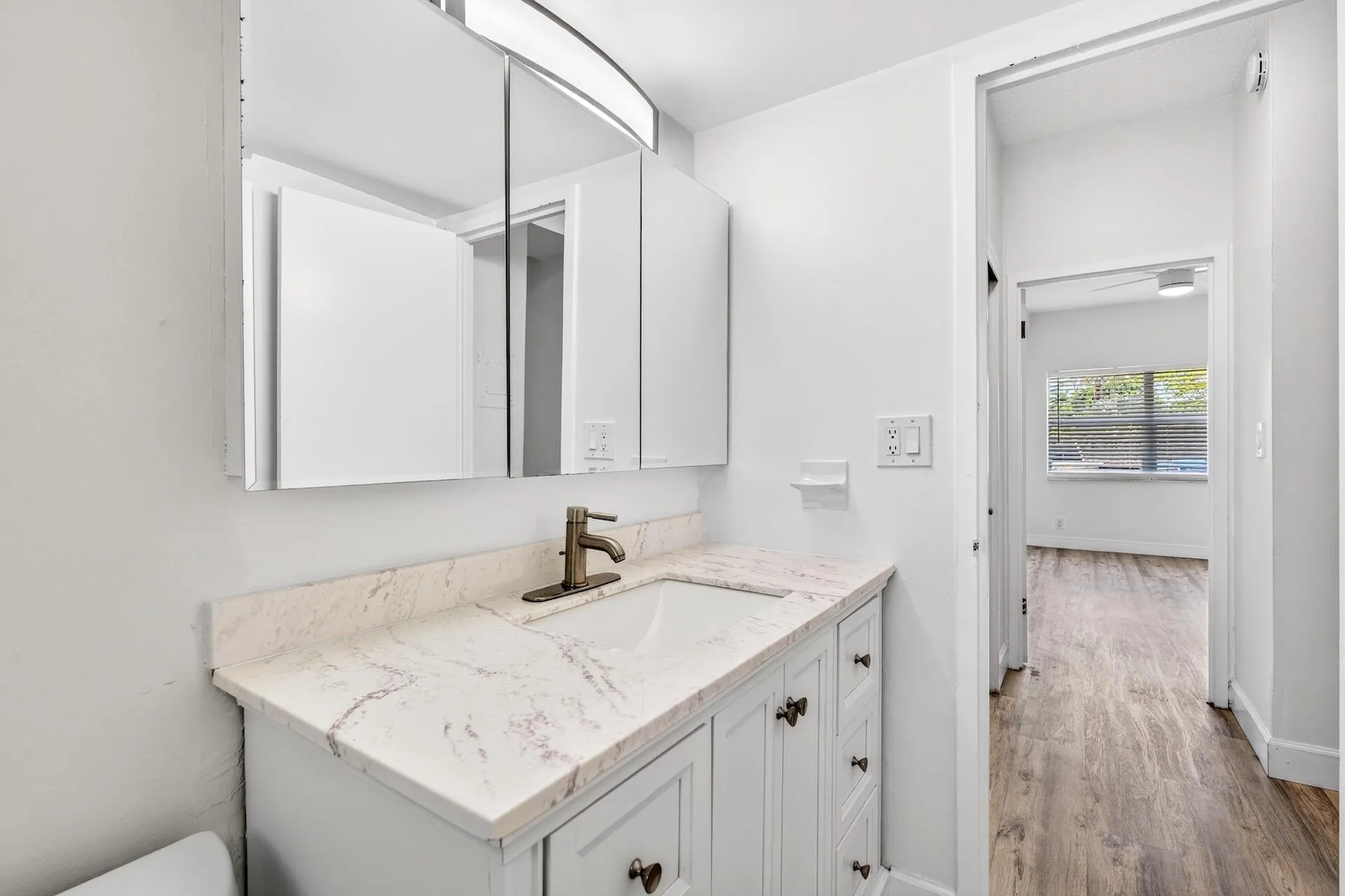 Horizon 104 BATHROOM-3
