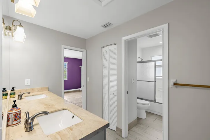 Jack & Jill Full bathroom