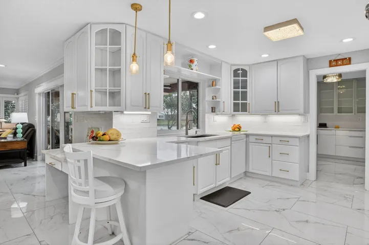 Entertaining is a breeze in your sensational kitchen with newer appliances.