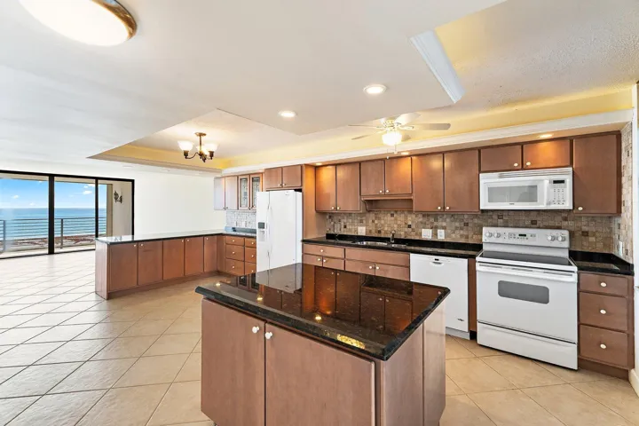 Open kitchen w/ Island