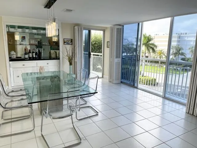 Dining Room & Bar