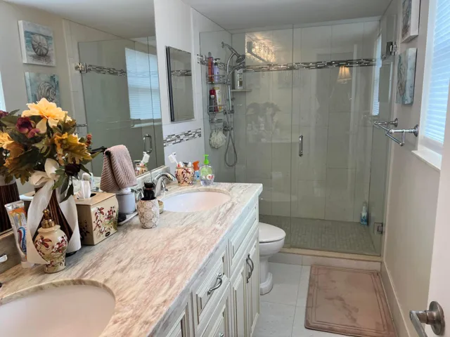 Only floor plan with a window in the bathroom