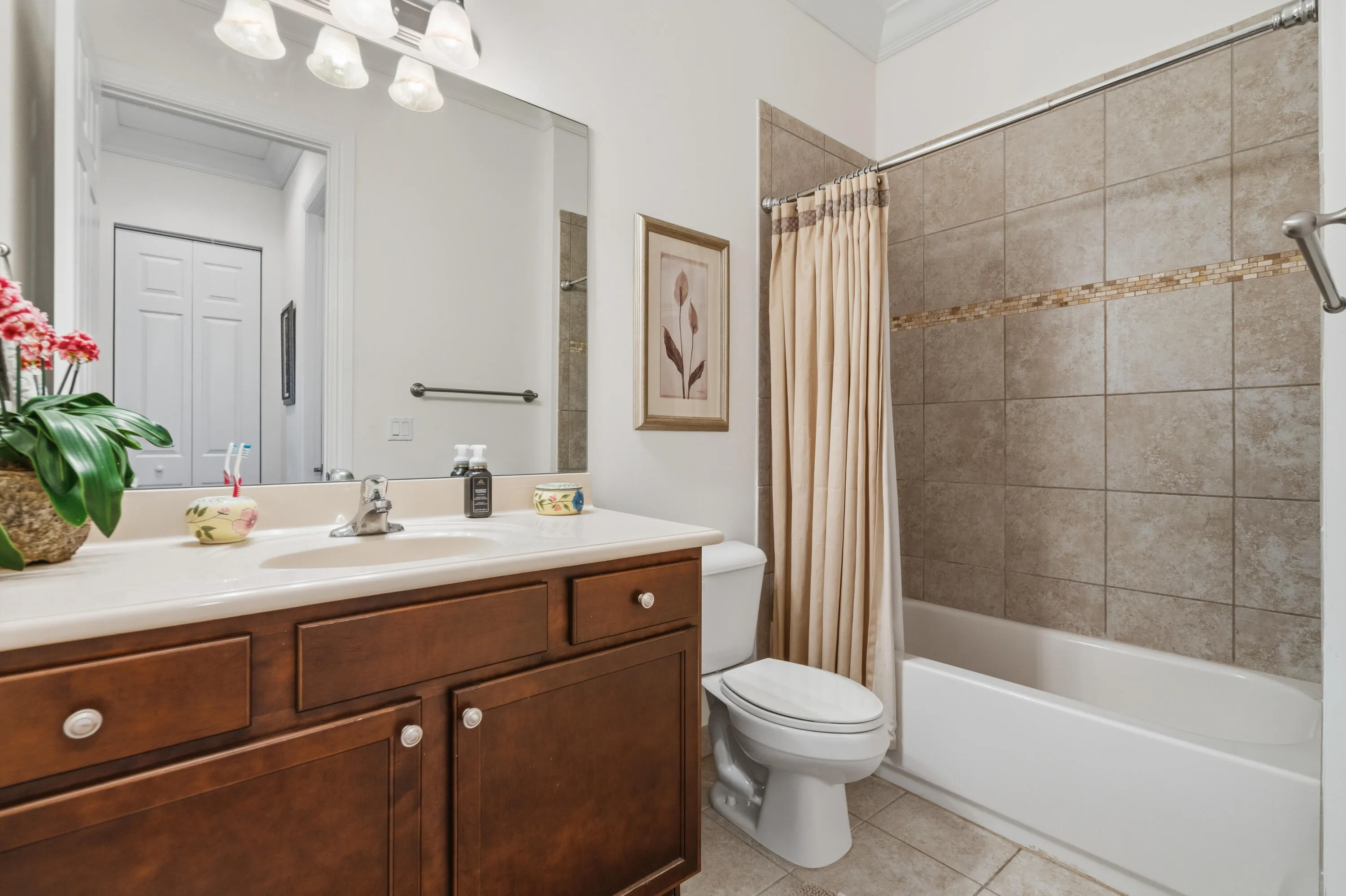 Guest bedroom ensuite 1st floor
