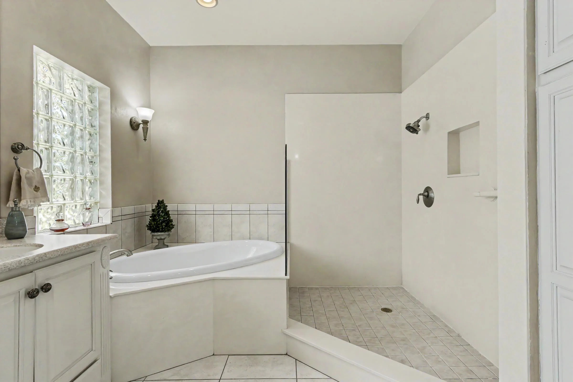 Very open & large Walk-in shower