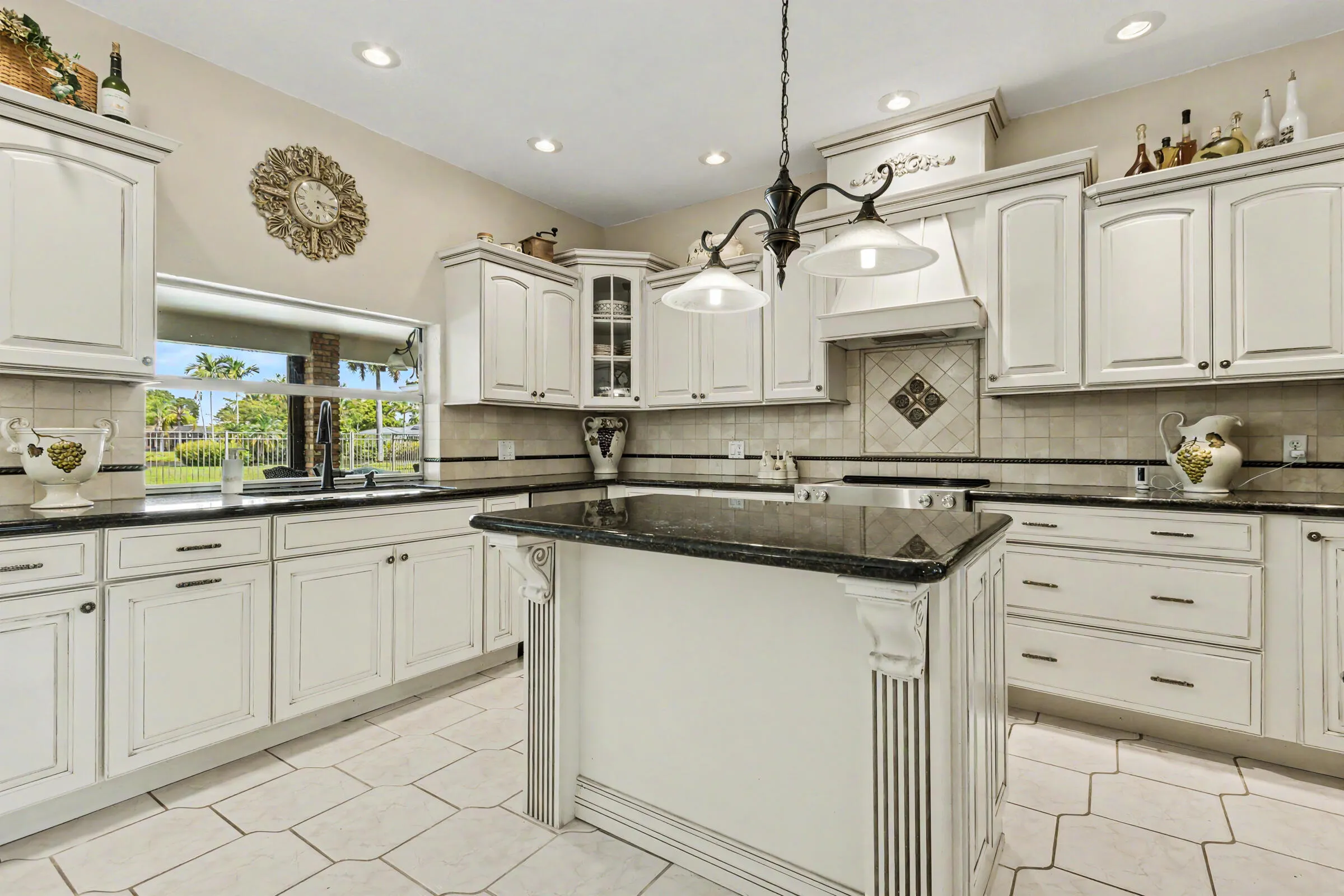 Fantastic open kitchen with numerours upgrades