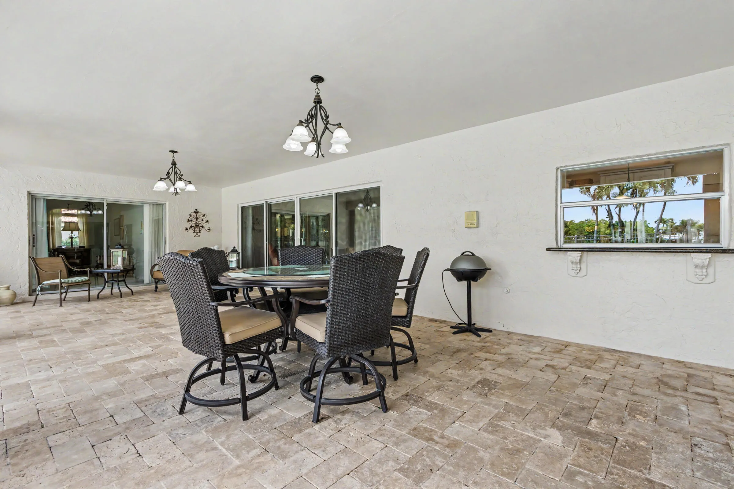 Pass through window from kitchen for entertaining