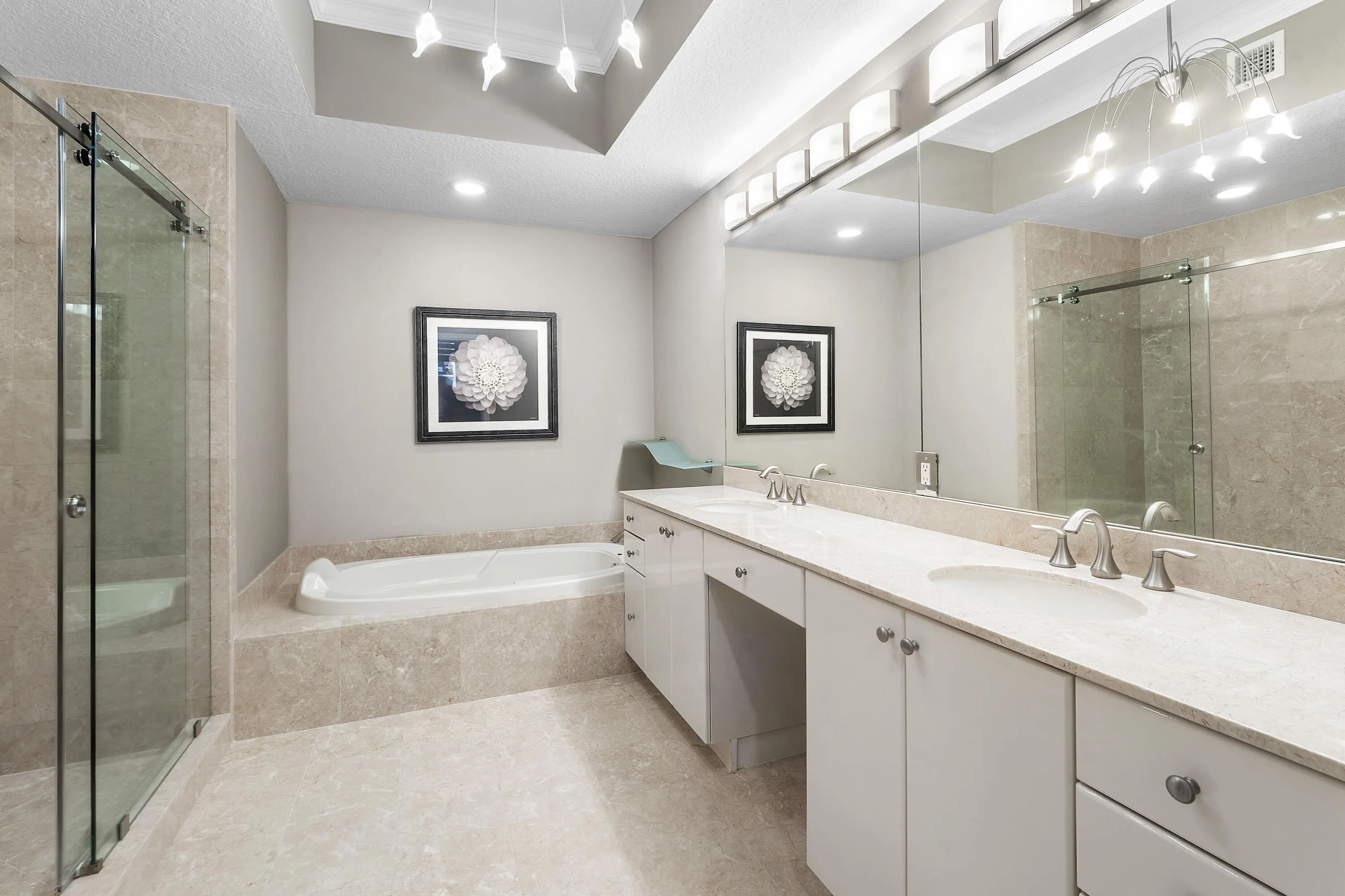 Large Primary Bathroom w/ Dual Sinks