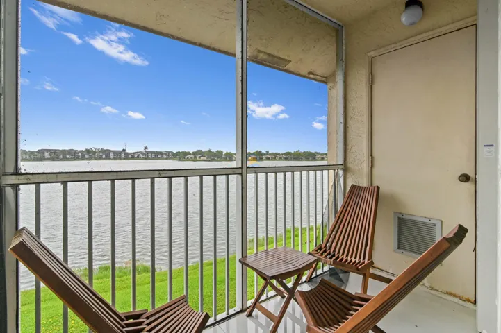 21 Balcony 01
