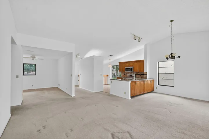 huge living space to extra den:office:be