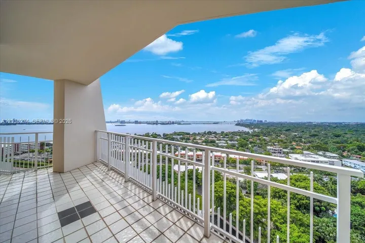 The Tower Suite is located on the top floor and features an extra-long balcony, perfect for enhancing your entertainment area. Your guests will be awestruck by the expansive views of Miami and the downtown skyline. Enjoy the beautiful greenery of the lush landscaping and a view of the pool below.