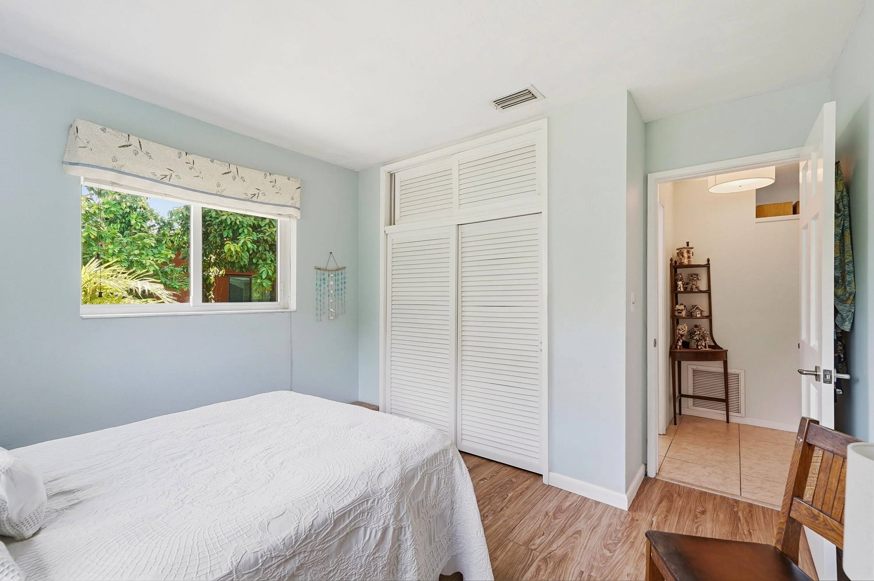 23_bedroom