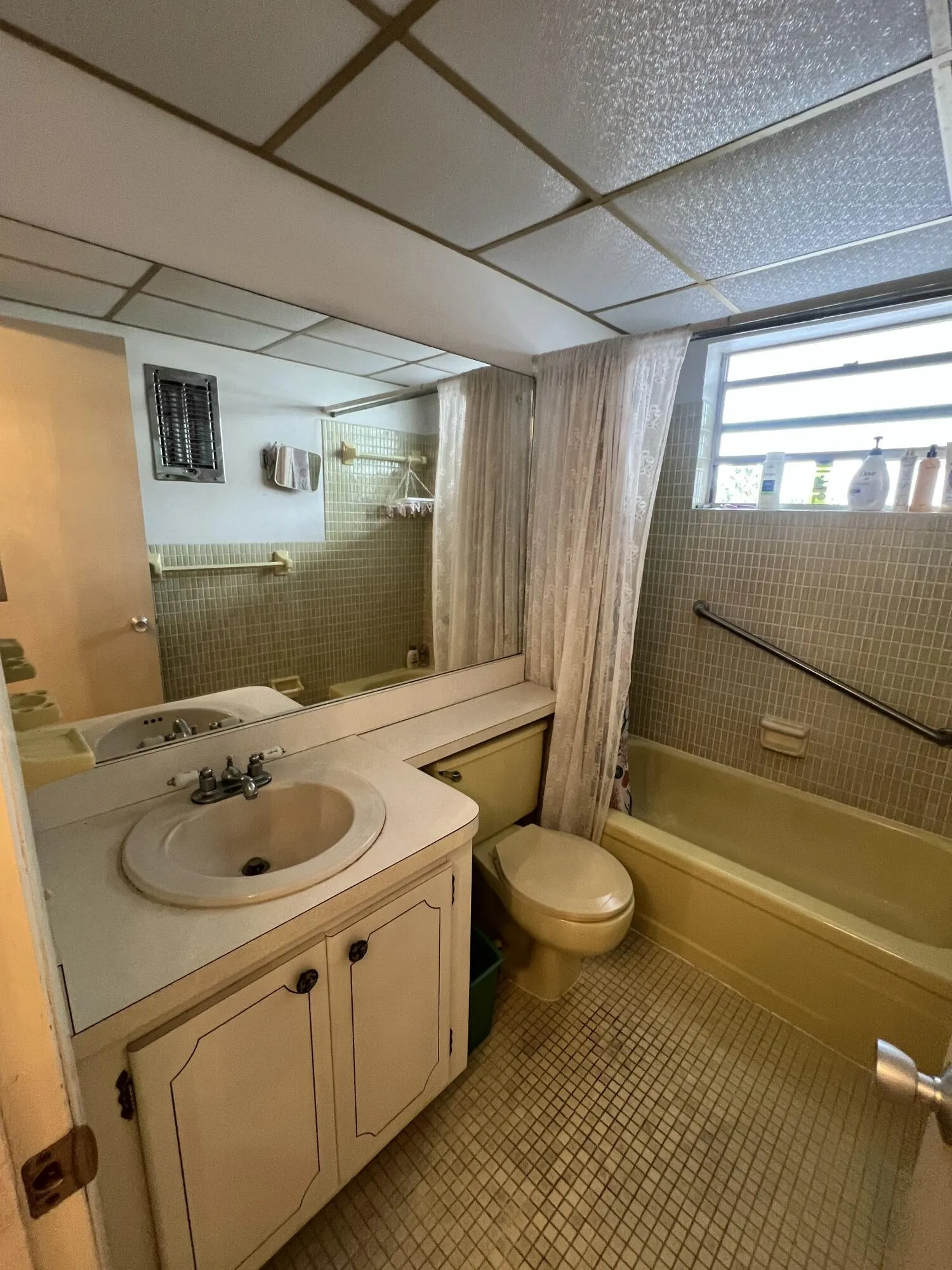 MASTERBATHROOM