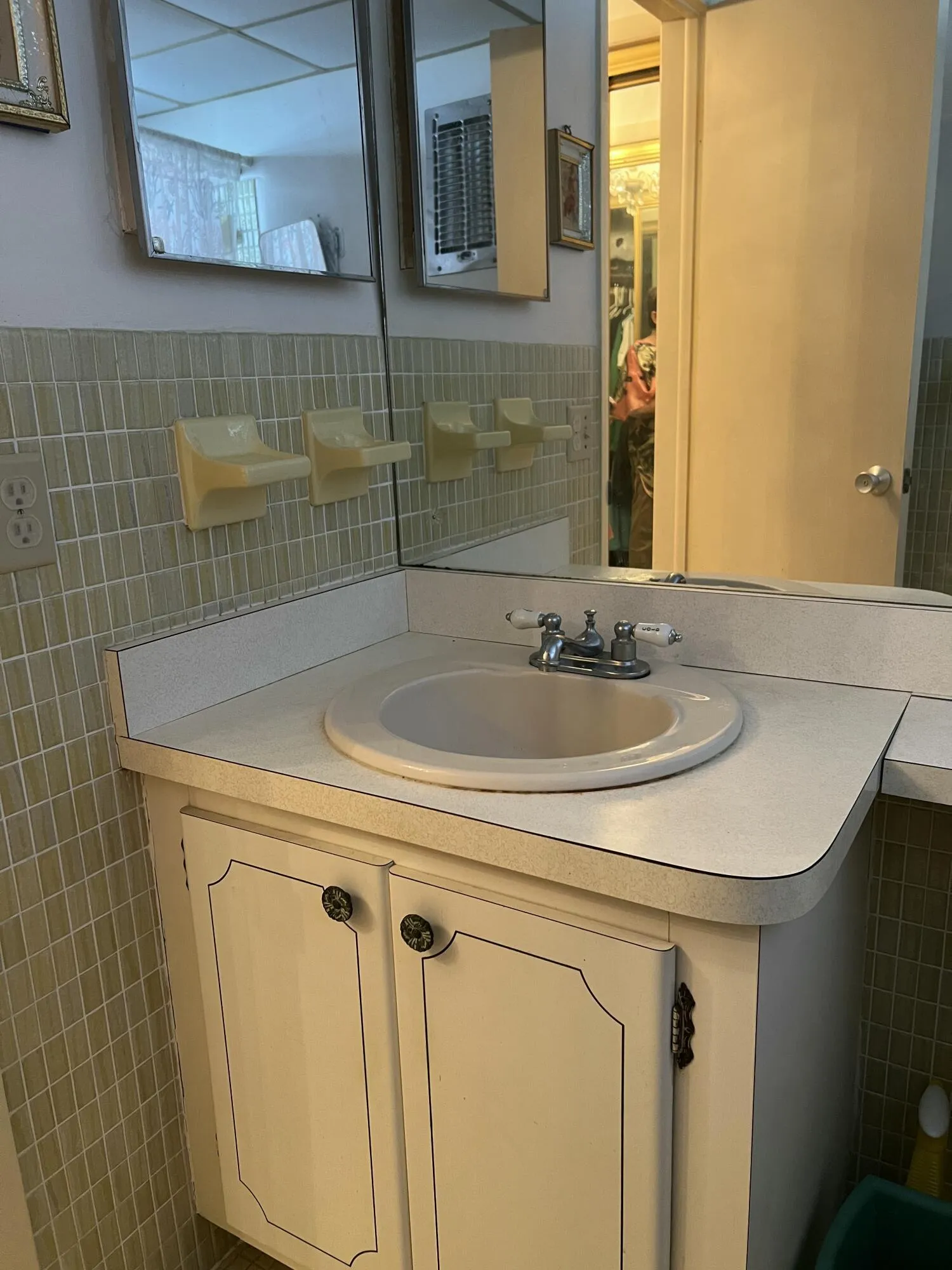 MASTERBATHROOM