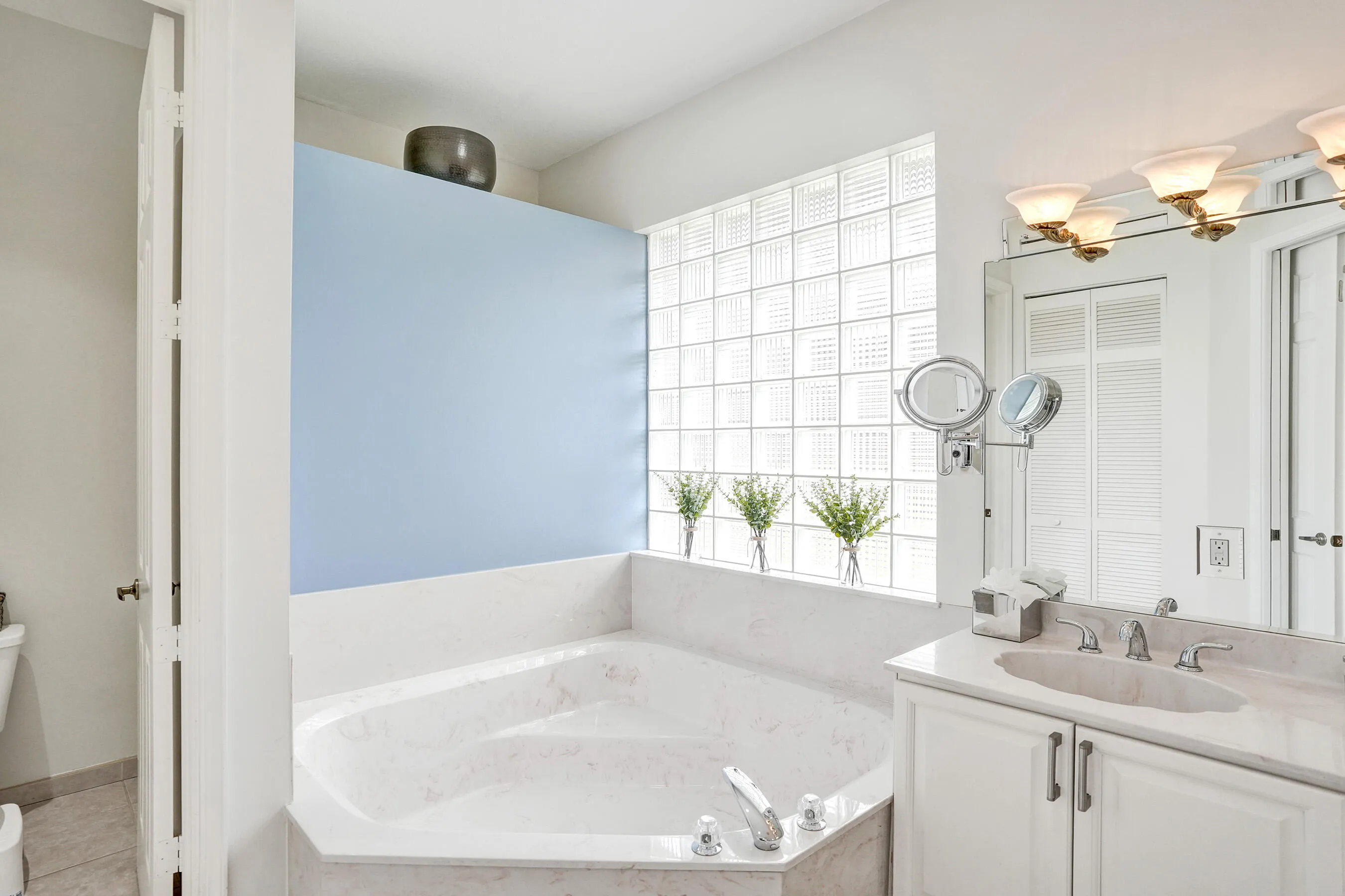 Primary bathroom, soaking tub