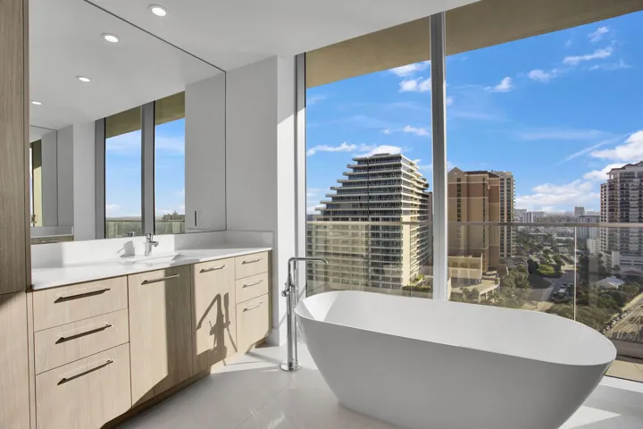 Owner's suite bath