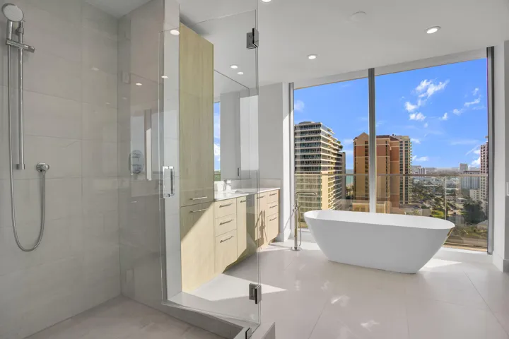 Owner's suite bath
