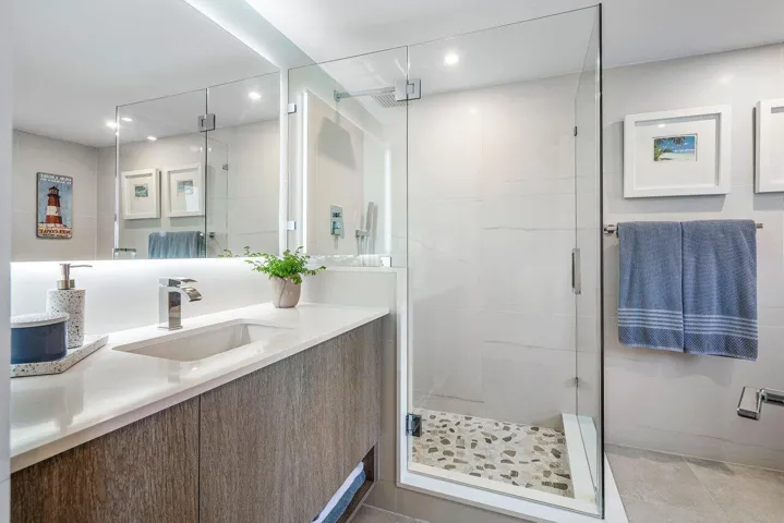 en suite guest bath