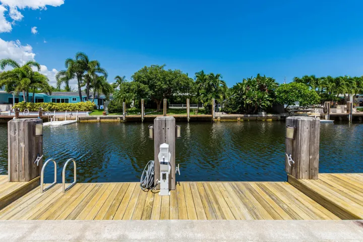 817 NE 71st St Boca Raton FL-large-086-0