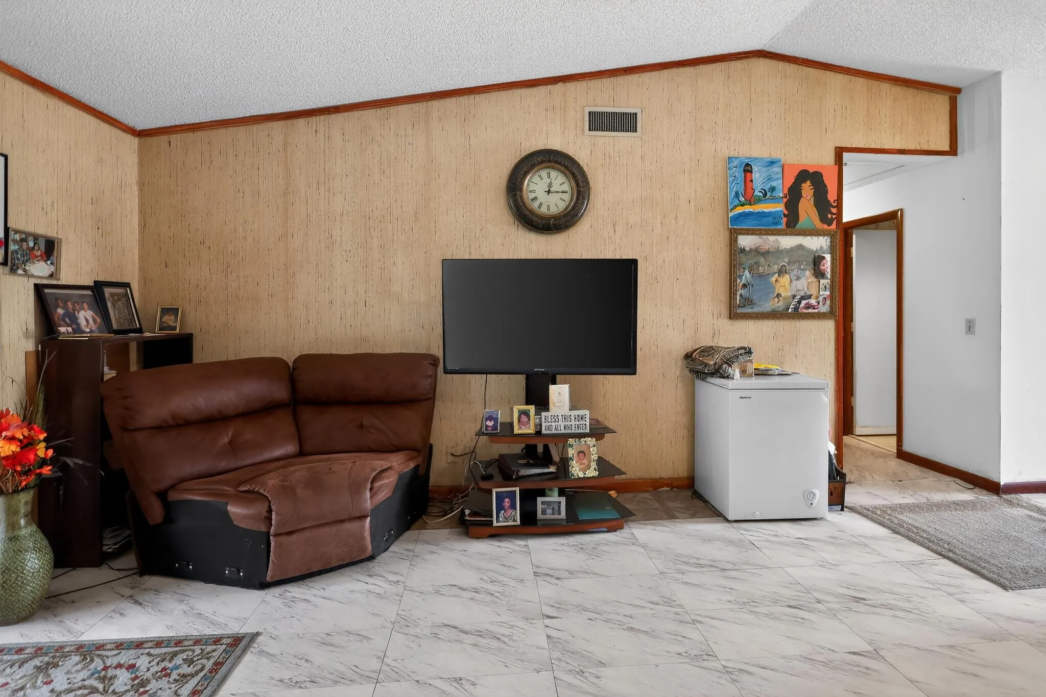 09_6126_Fairfield_Cir-Living_room-9224