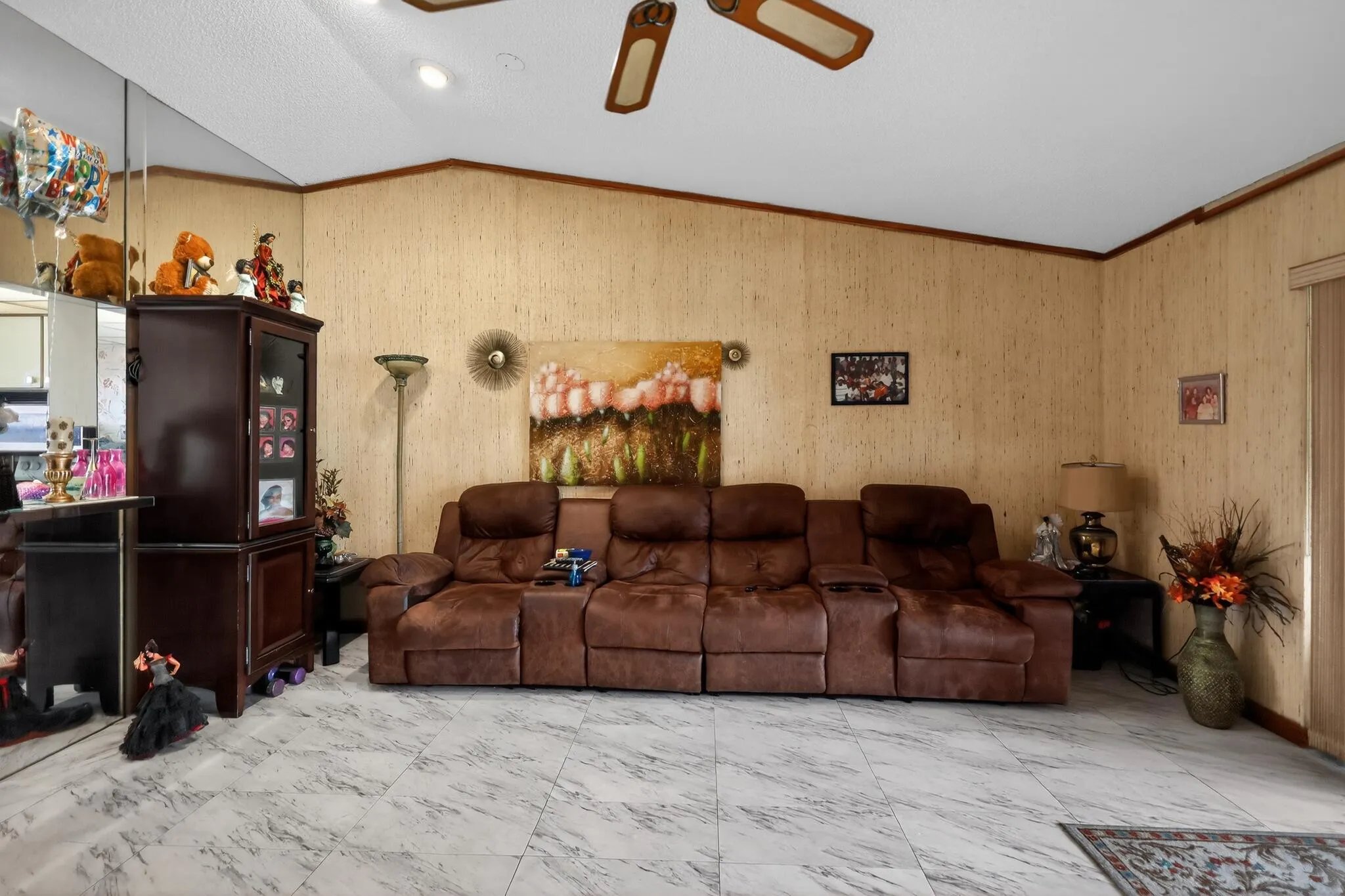 13_6126_Fairfield_Cir-Living_room-9206