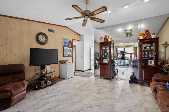 10_6126_Fairfield_Cir-Living_room-9208