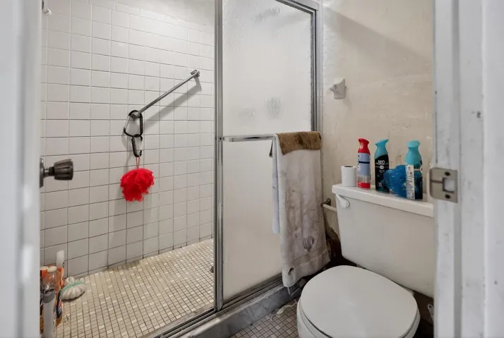 25_6126_Fairfield_Cir-Bathroom-9215