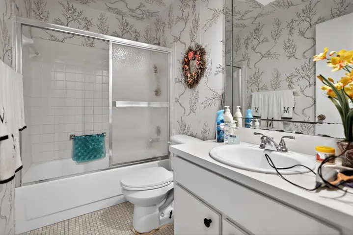 26_6126_Fairfield_Cir-Bathroom-9209