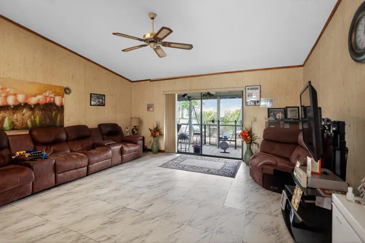 12_6126_Fairfield_Cir-Living_room-9205