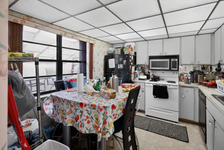 14_6126_Fairfield_Cir-Kitchen-9226