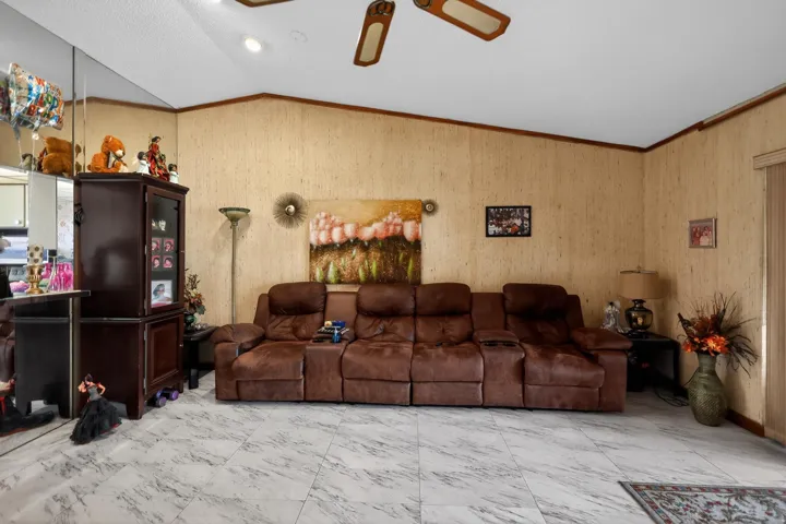 13_6126_Fairfield_Cir-Living_room-9206