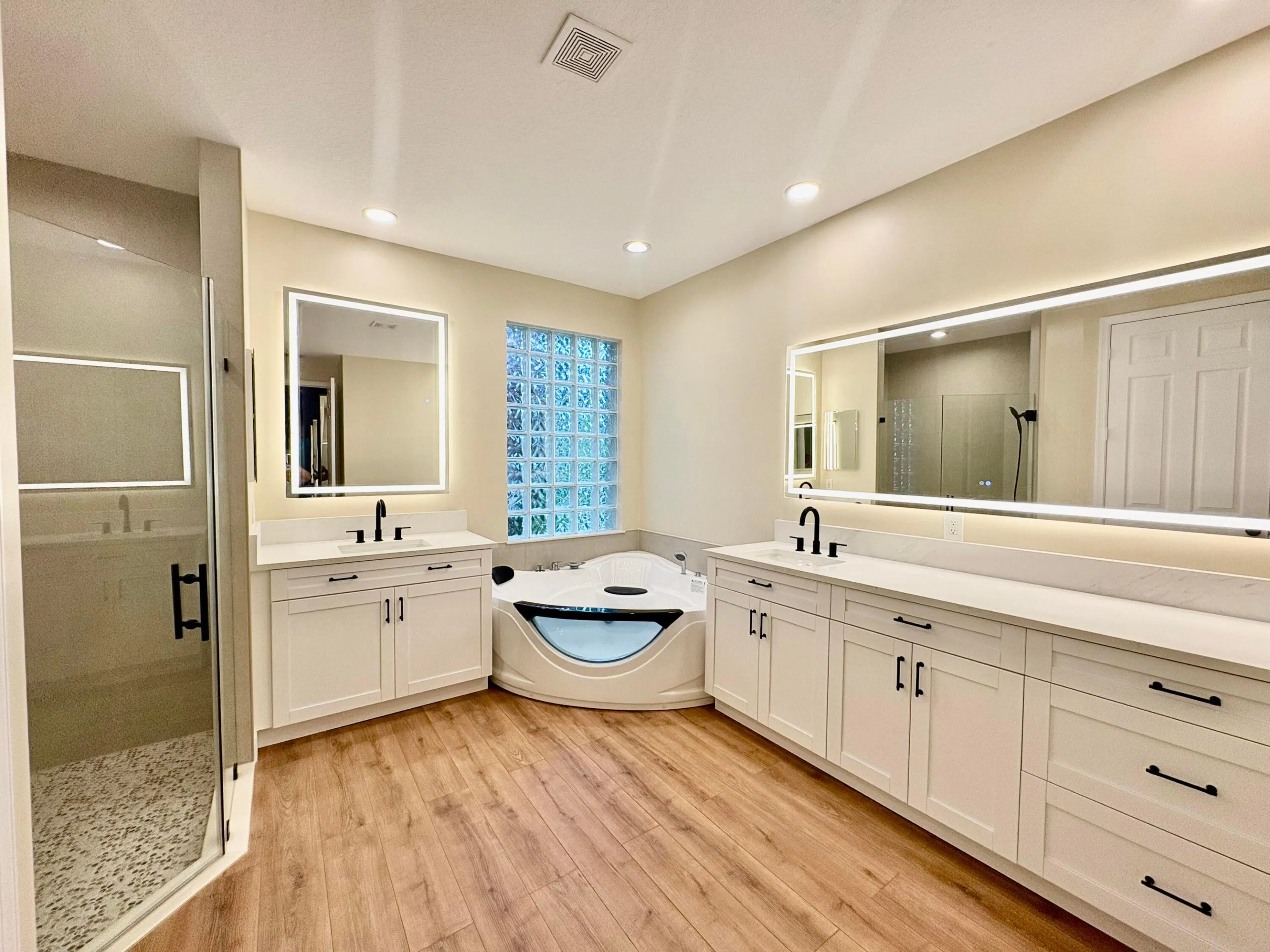 Master Bathroom Jet-Tub