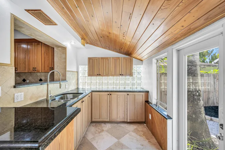 1413 NE 4TH CT-21
