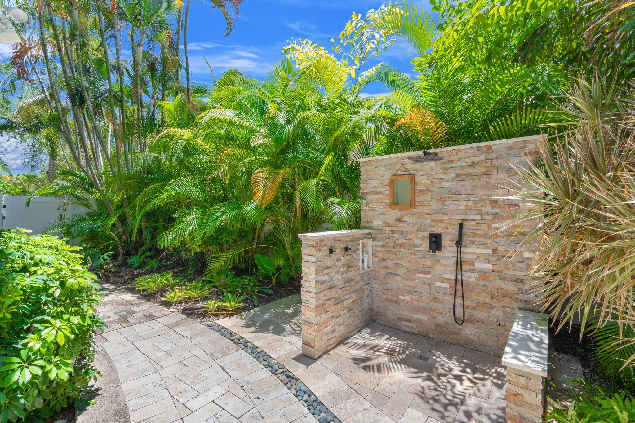 52-web-or-mls-633 NE 20th St, Wilton Man