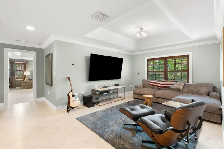 42-web-or-mls-633 NE 20th St, Wilton Man