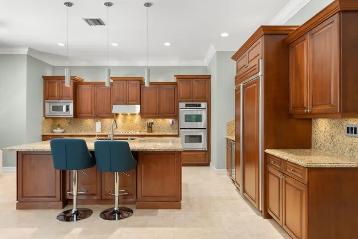 28-web-or-mls-633 NE 20th St, Wilton Man