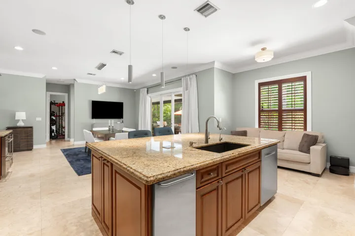 25-web-or-mls-633 NE 20th St, Wilton Man