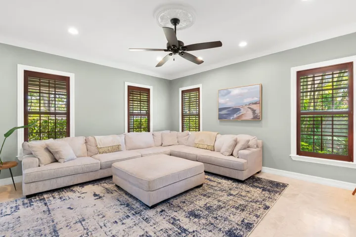 15-web-or-mls-633 NE 20th St, Wilton Man