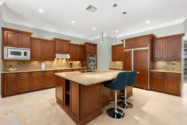 23-web-or-mls-633 NE 20th St, Wilton Man