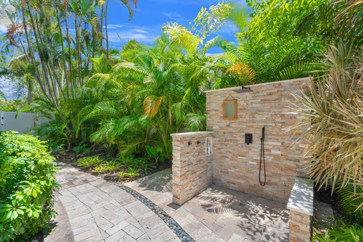 52-web-or-mls-633 NE 20th St, Wilton Man