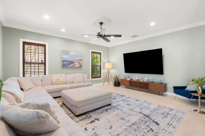 14-web-or-mls-633 NE 20th St, Wilton Man