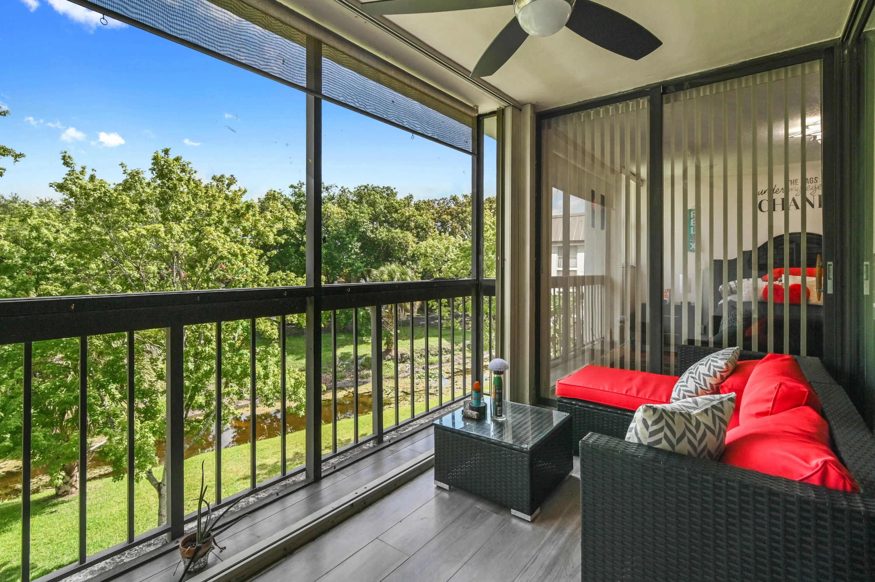 28 Balcony 01