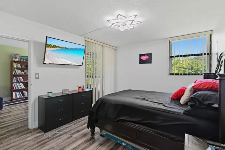 25 Bedroom 06