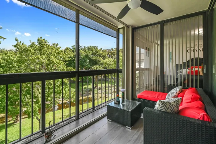 28 Balcony 01