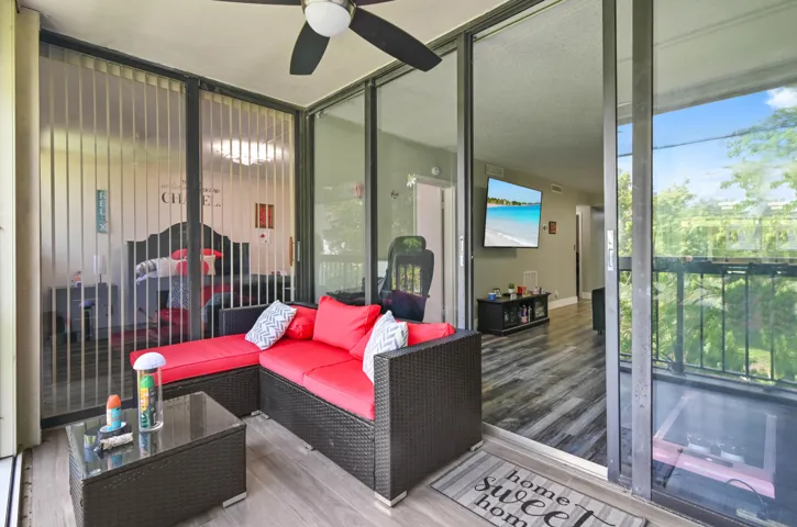 30 Balcony 03